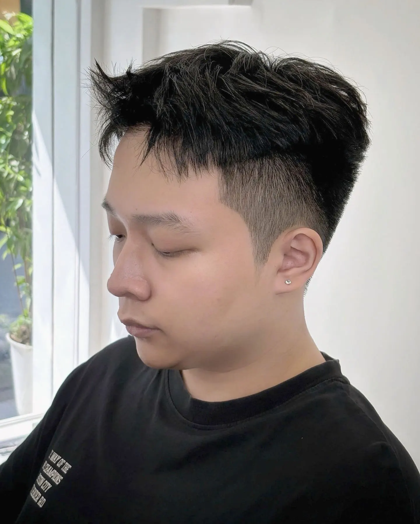 Kiểu tóc nam mái dựng, hai bên cạo gọn, nhìn nghiêng