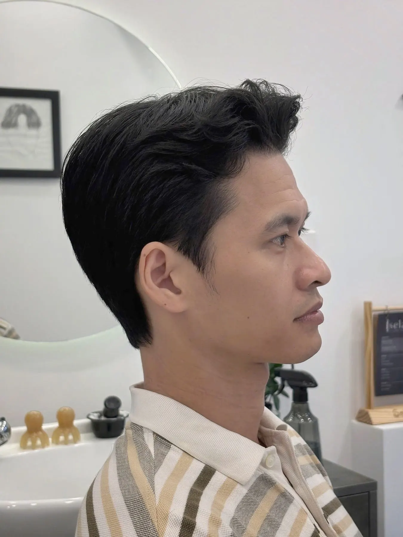 Kiểu tóc nam vuốt ngược, nhìn nghiêng