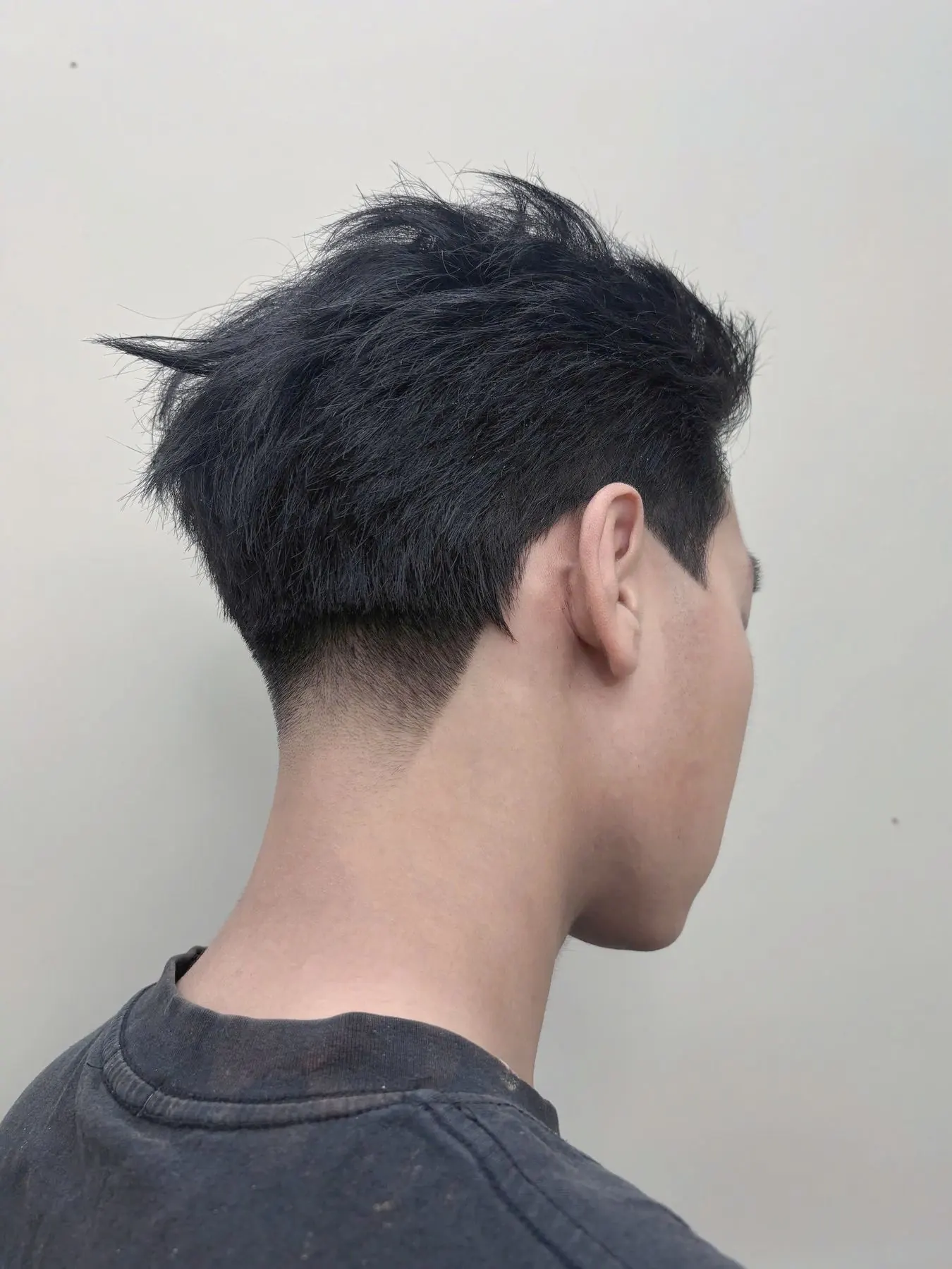 Kiểu tóc nam layer tạo texture, nhìn từ phía sau