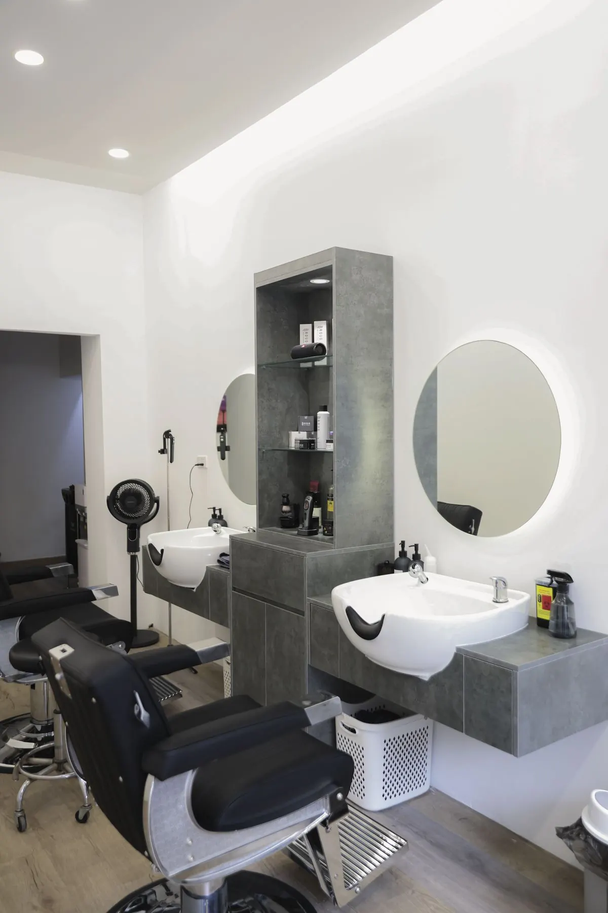 Ghế barber da đen kiểu cổ điển và khu gội đầu tại selaH